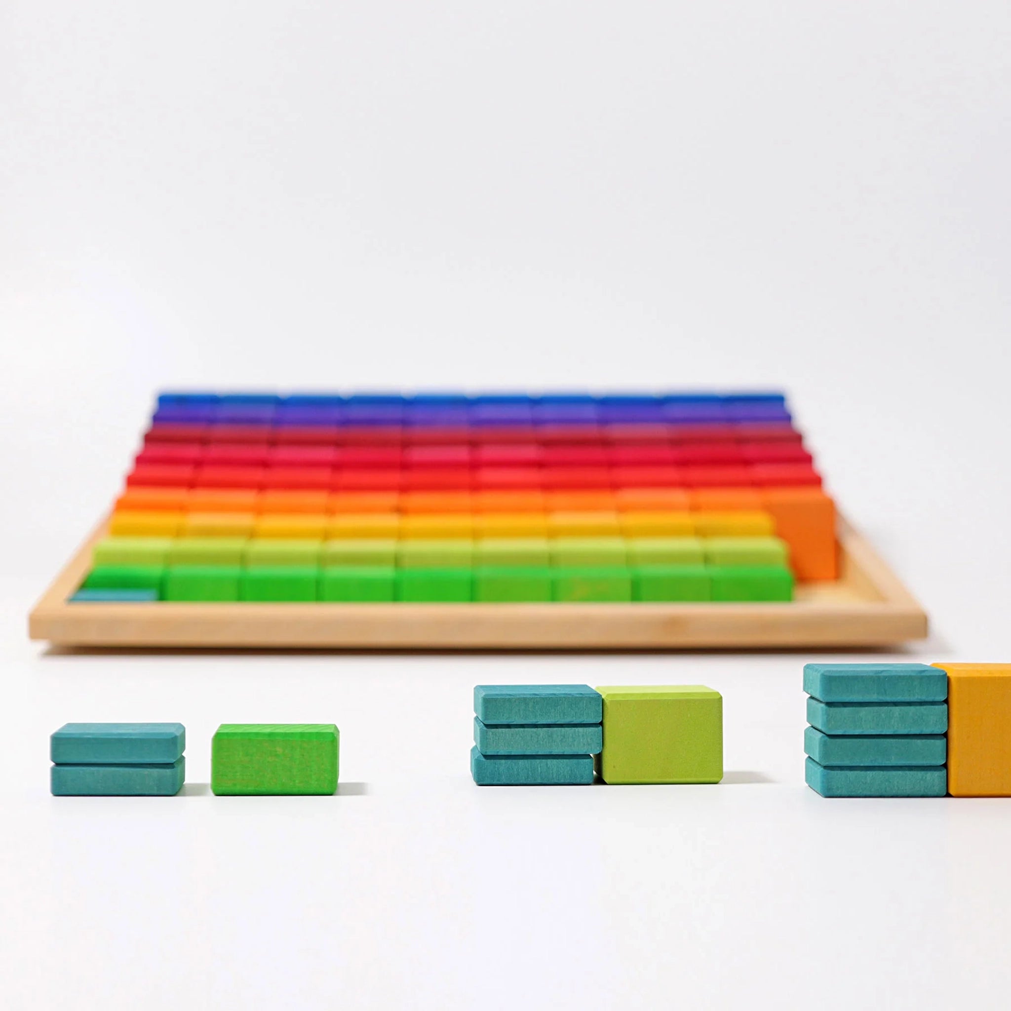 Freies Spiel: Große Stufenzählstäbe, ein Set aus 100 farbig lasierten Holzblöcken aus Lindenholz, präsentiert in einem Holzrahmen. Ideal zur Förderung räumlichen Denkens und Mathematikverständnisses. Hergestellt in Deutschland.