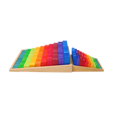 Freies Spiel: Große Stufenzählstäbe präsentiert zwei Holztabletts mit 100 farblich lasierten Lindenholz-Bauklötzen, die in Regenbogenverlauf angeordnet sind. Ideal für Montessori-Lernen, fördert räumliches Denken und Mathematik.