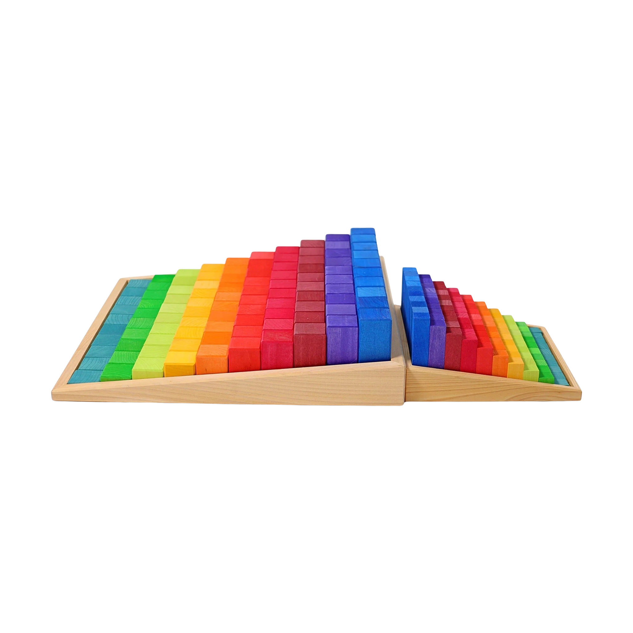Freies Spiel: Große Stufenzählstäbe präsentiert zwei Holztabletts mit 100 farblich lasierten Lindenholz-Bauklötzen, die in Regenbogenverlauf angeordnet sind. Ideal für Montessori-Lernen, fördert räumliches Denken und Mathematik.