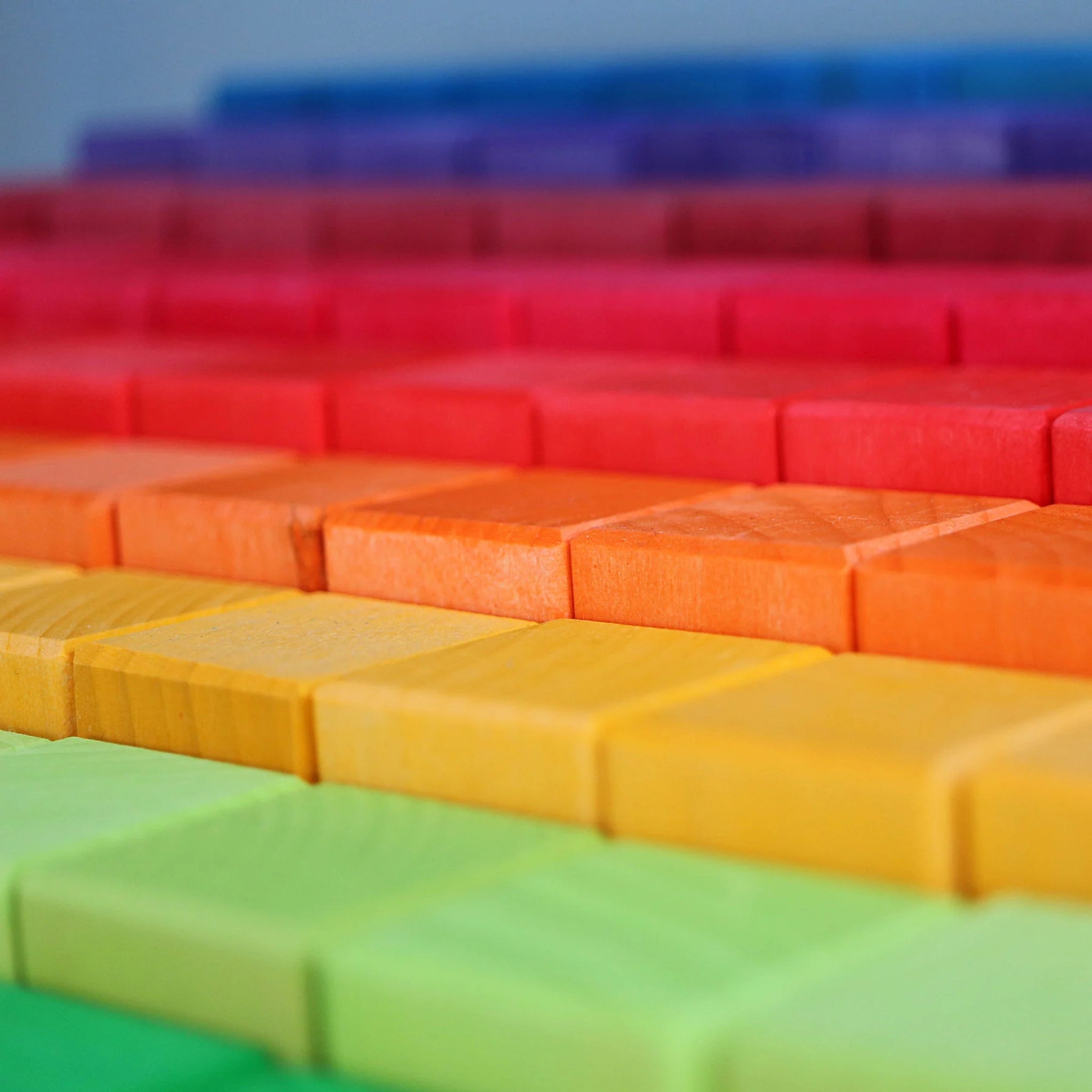 Freies Spiel: Große Stufenzählstäbe, ein Set aus 100 farbig lasierten Bauklötzen in einem Holzrahmen, unterstützt räumliches Denken und Mathematik. Ideal für nachhaltiges und ästhetisches Spielen, hergestellt in Deutschland.