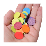 Nahaufnahme einer Hand, die eine Handvoll bunte Holz-Konfettitaler hält. Produkt: Freies Spiel: Konfettitaler Regenbogen, ideal zur Tischdekoration bei Feierlichkeiten. Hergestellt in Deutschland, erhältlich bei KLICKKLACK.