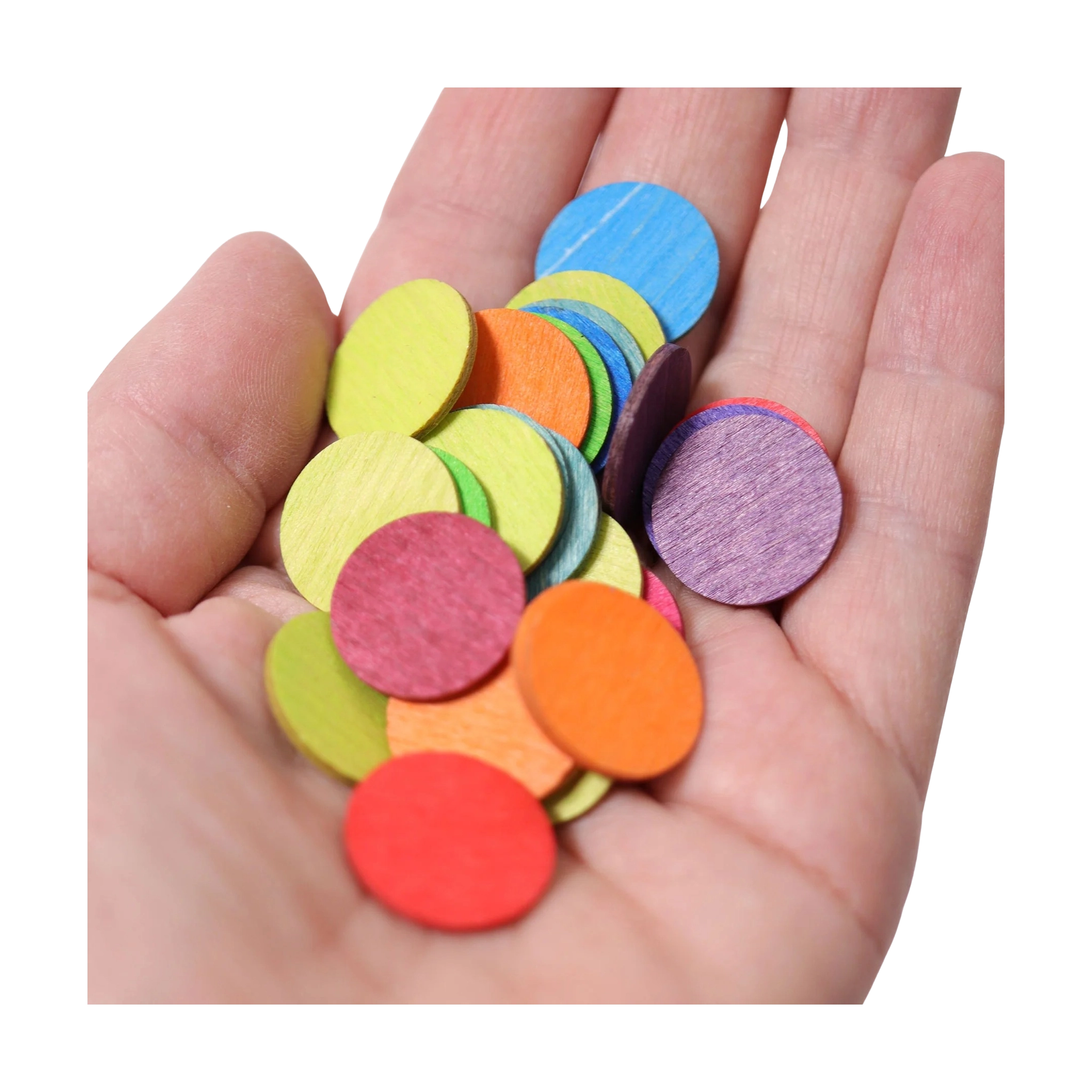 Nahaufnahme einer Hand, die eine Handvoll bunte Holz-Konfettitaler hält. Produkt: Freies Spiel: Konfettitaler Regenbogen, ideal zur Tischdekoration bei Feierlichkeiten. Hergestellt in Deutschland, erhältlich bei KLICKKLACK.