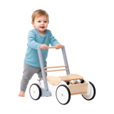 Ein Kleinkind schiebt einen Lauflernwagen aus Buchen- und Ahornholz. Der Wagen hat eine Kippsicherung, bremsbare Hinterräder und eine Abakus-Funktion, hergestellt in einer polnischen Manufaktur.