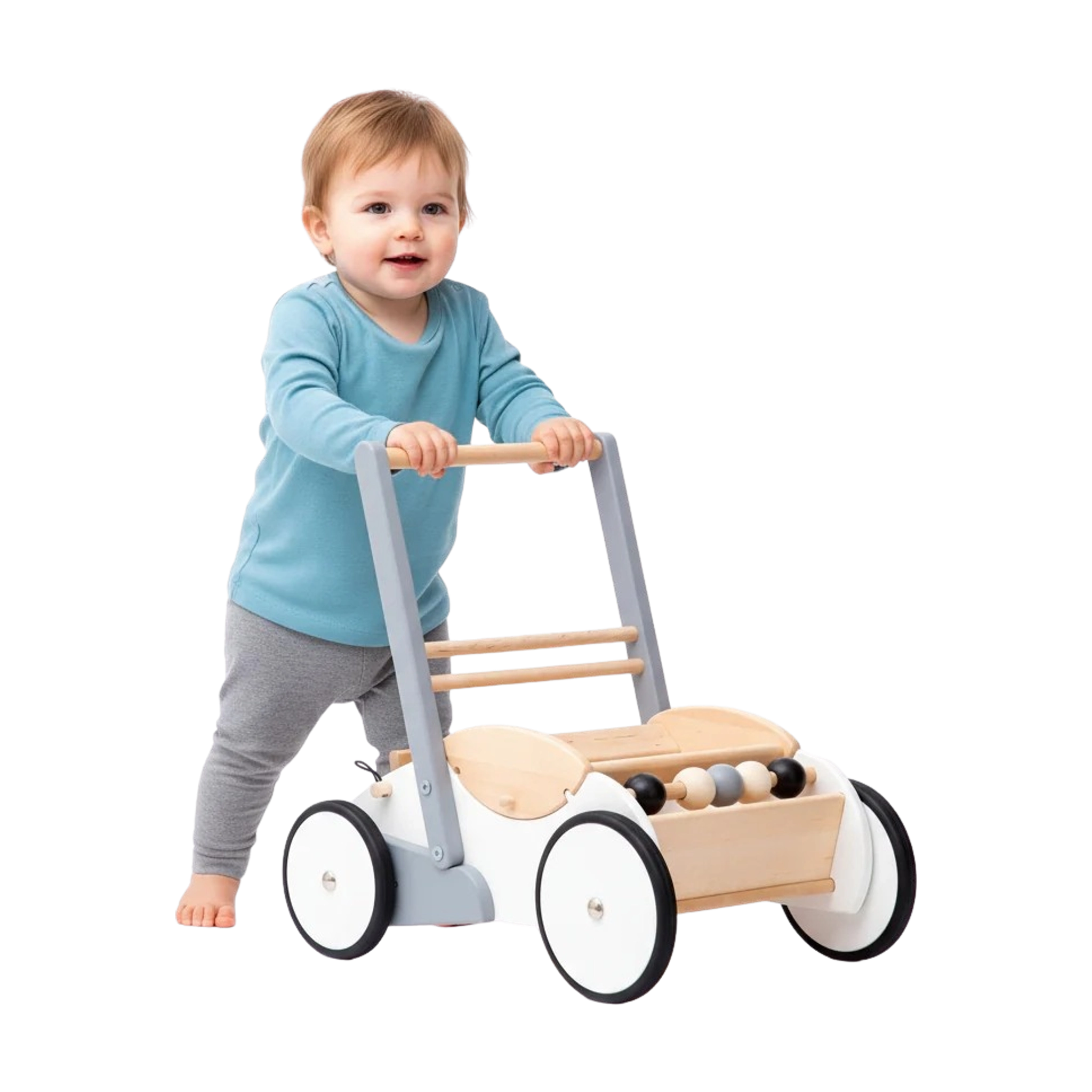 Ein Kleinkind schiebt einen Lauflernwagen aus Buchen- und Ahornholz. Der Wagen hat eine Kippsicherung, bremsbare Hinterräder und eine Abakus-Funktion, hergestellt in einer polnischen Manufaktur.