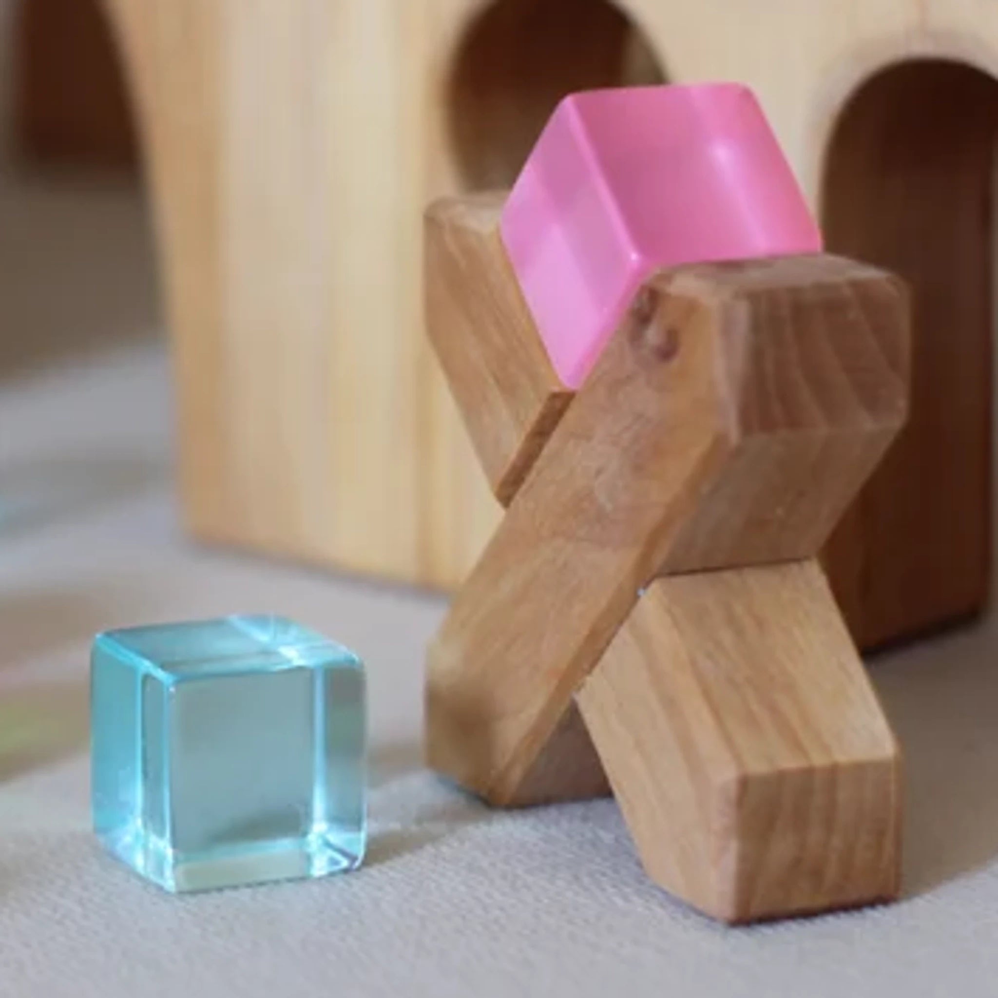 Bauspiel-Holzelemente in einer gemeinsamen Spielszene.