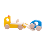 Holzfahrzeug: Abschleppwagen aus robustem Buchen- und Ahornholz mit klappbarer Rampe und blauem Auto, fördert Motorik und kreatives Spiel, hergestellt in einer polnischen Spielzeugmanufaktur.