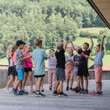 Holzteile des Kinder-Fröbelturms natur in einer Spielanordnung.