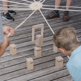 Kinder-Fröbelturm natur mit Holzklötzen und Seilen.