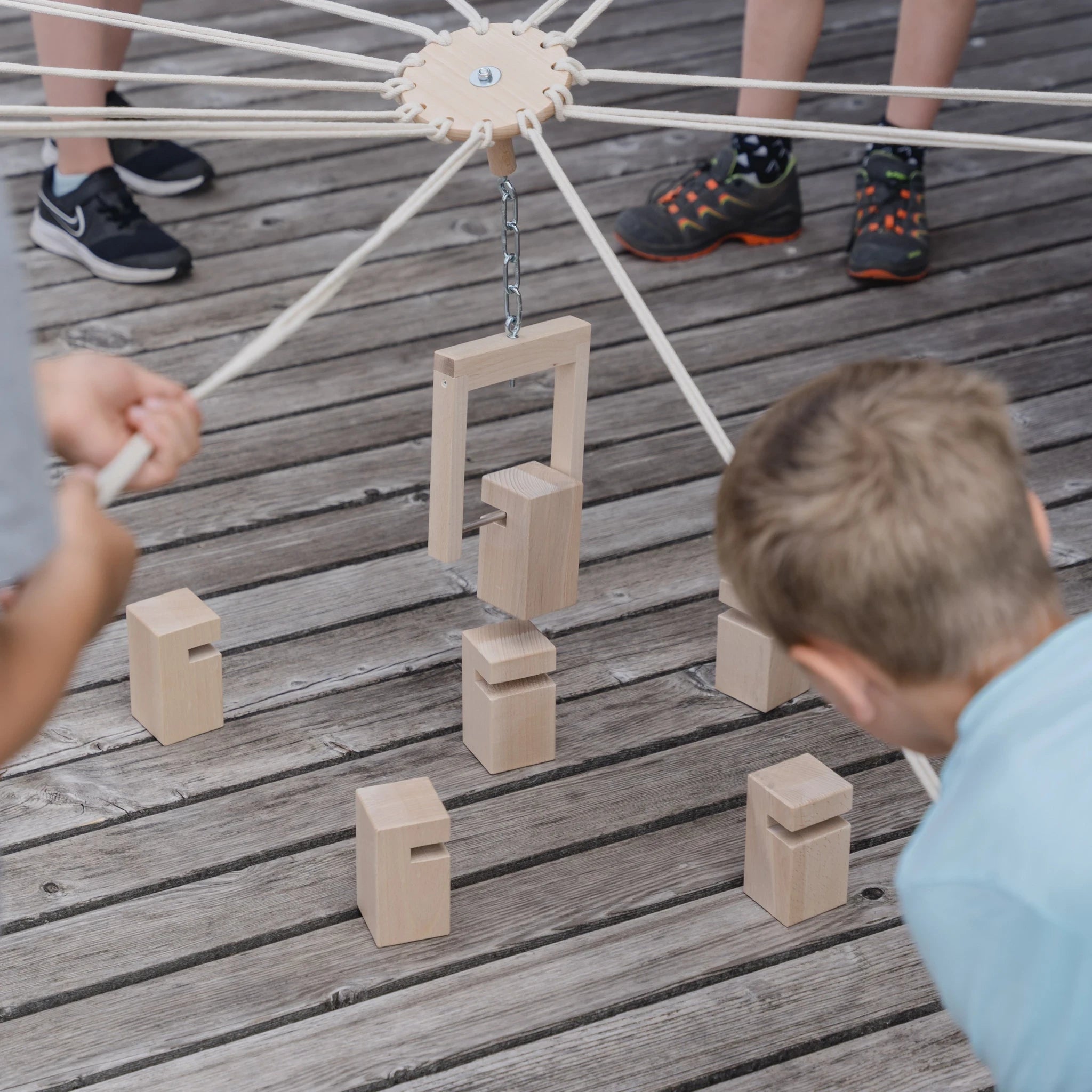 Kinder-Fröbelturm natur mit Holzklötzen und Seilen.
