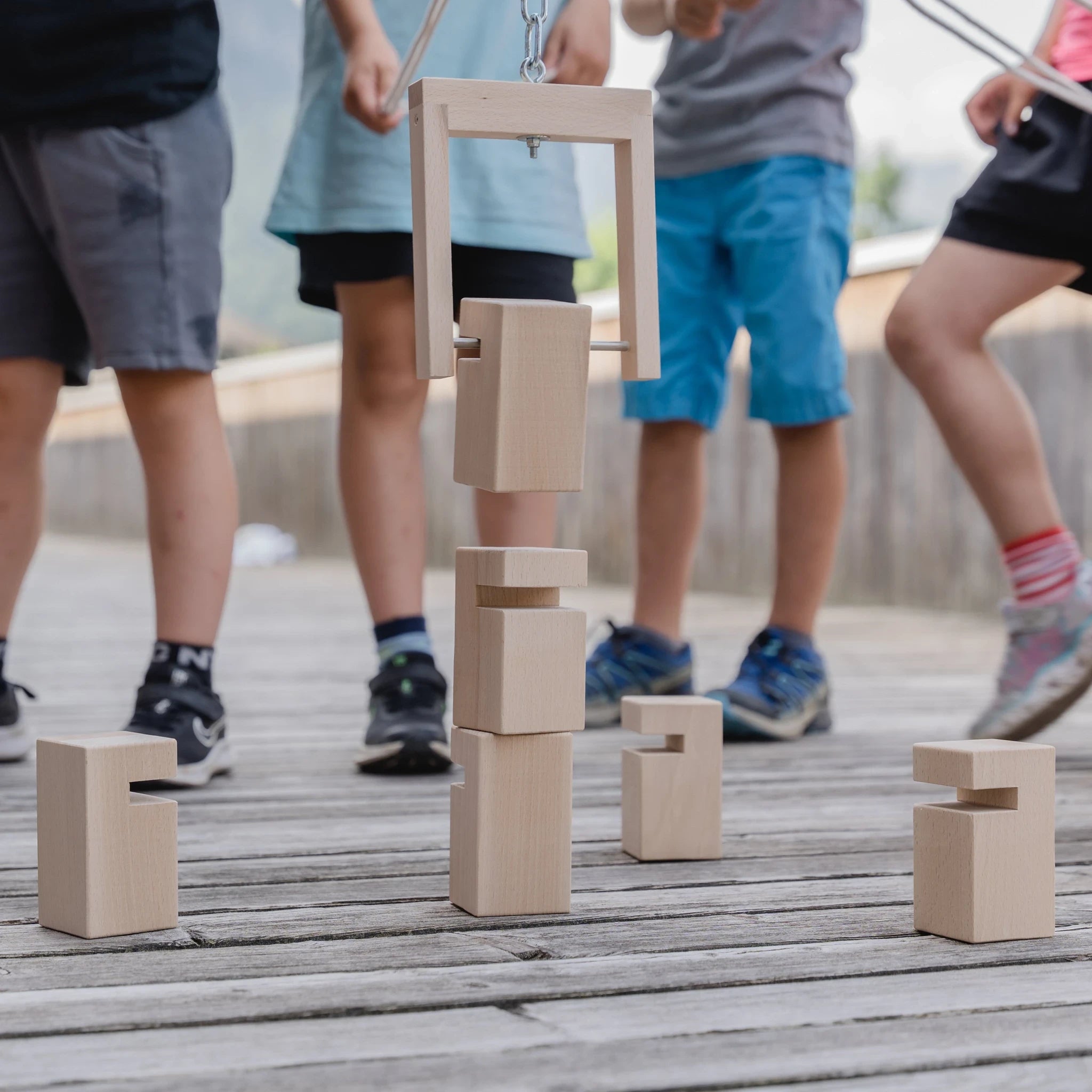 Holzklötze und Seile des Kinder-Fröbelturms natur.