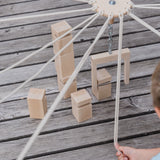 Kinder-Fröbelturm natur in einer Spielsituation.