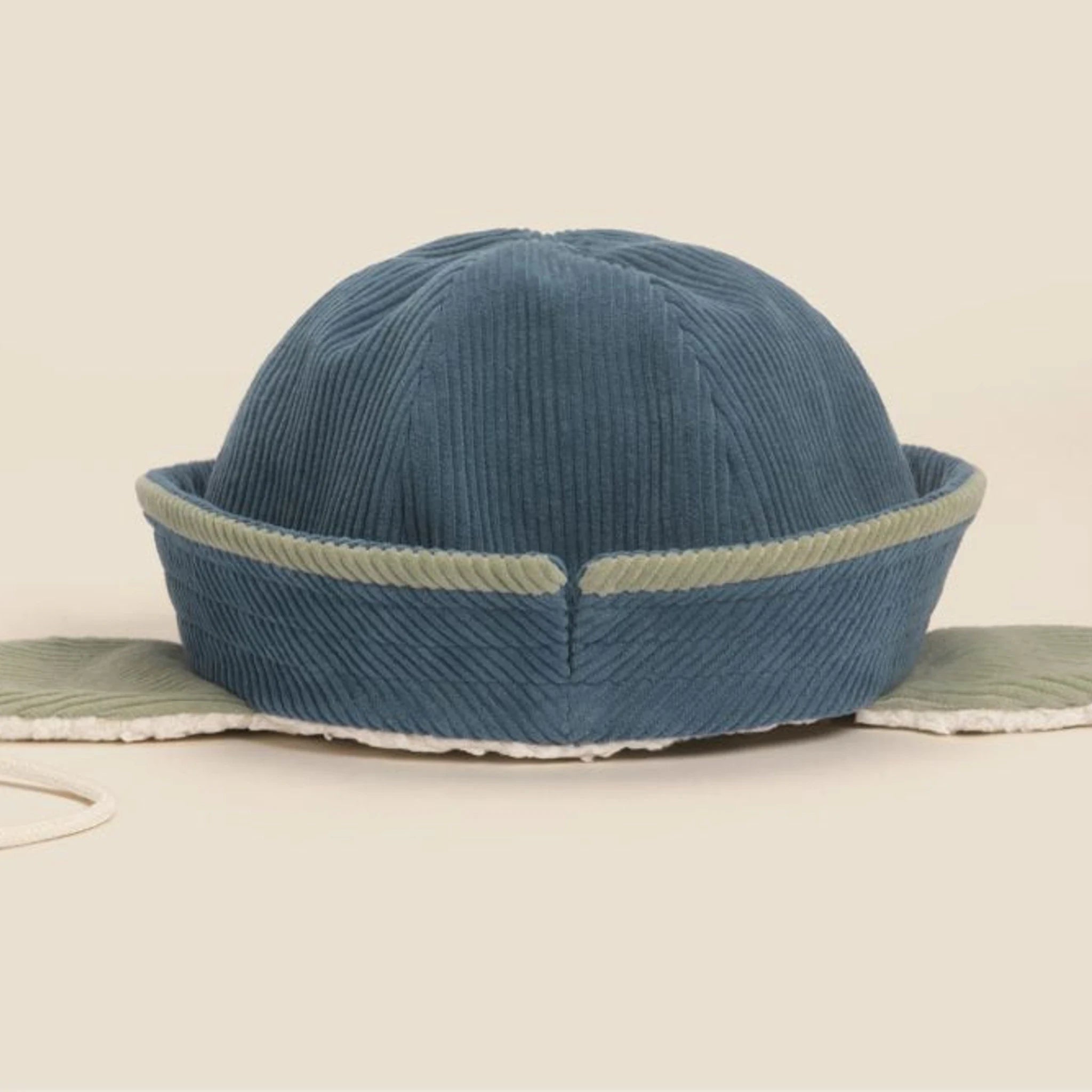 Gefütterte Cordmütze in Blau mit mintfarbenem Detail