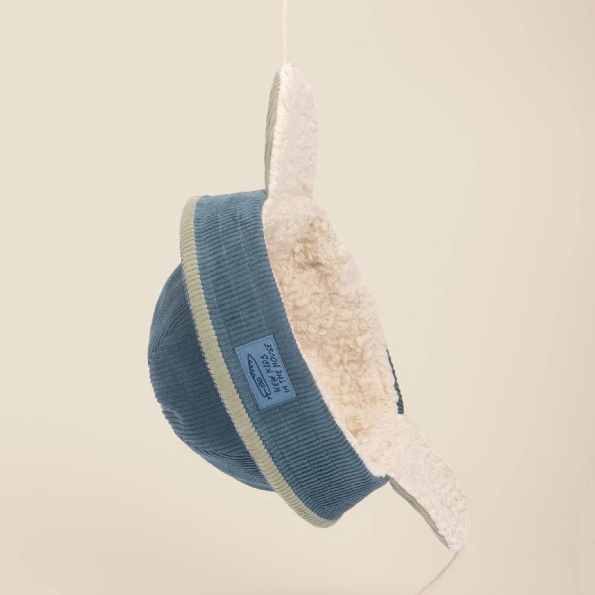 Wintermütze aus blauem Cord mit Ohrenklappen und Plüschfutter