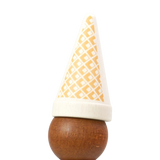 Lebensmittel: Eistüte Schokolade, ein stilisiertes Spielzeug aus heimischem, farbig lackiertem Buchenholz, in Form einer Holzkugel mit Papiertüte. Handgefertigt in Deutschland, ideal für realitätsnahes Rollenspiel.