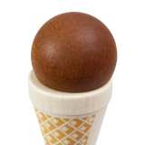 Lebensmittel: Eistüte Schokolade, ein liebevoll gestaltetes Holzspielzeug aus heimischem Buchenholz, zeigt einen Eiskugel-Ball in Schokoladenoptik auf einem hellen, mit Waffelmuster verzierten Kegel, ideal für realistisches Rollenspiel.
