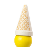 Lebensmittel: Eistüte Vanille aus heimischem Buchenholz zeigt eine detaillierte, realistische Holz-Eistüte mit diamantgemustertem Waffeloberteil auf gelber Kugel, perfekt für fantasievolles Rollenspiel, hergestellt in deutscher Holzmanufaktur.
