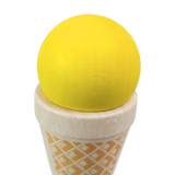 Lebensmittel: Eistüte Vanille - Ein liebevoll gestaltetes Spielzeug aus heimischem, farbig lackiertem Buchenholz, mit einem gelben Scoop auf einem Waffelmuster-Kegel, ideal für realitätsnahes Rollenspiel.
