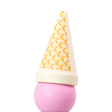 Lebensmittel: Eistüte Erdbeer - Ein liebevoll gestaltetes Spielzeug aus heimischem Buchenholz, mit einer pinken Kugel als Erdbeerscoop und einem beige Kegel mit gelbem Waffelmuster, ideal für kreatives Rollenspiel.