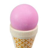 Lebensmittel: Eistüte Erdbeer, ein liebevoll gestaltetes Spielzeug aus heimischem Buchenholz, zeigt eine naturbelassene Waffelbasis mit einer glatten, rosa Erdbeer-Kugel, ideal für realistisches Rollenspiel.