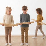 Teambahn in Bewegung mit Kugel auf verbundenen Holzschienen.