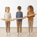 Teambahn mit aneinandergereihten Holzschienen und Kugel.