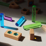 Mini-Mixed-Holzteile zu einer kleinen Konstruktion aufgebaut.
