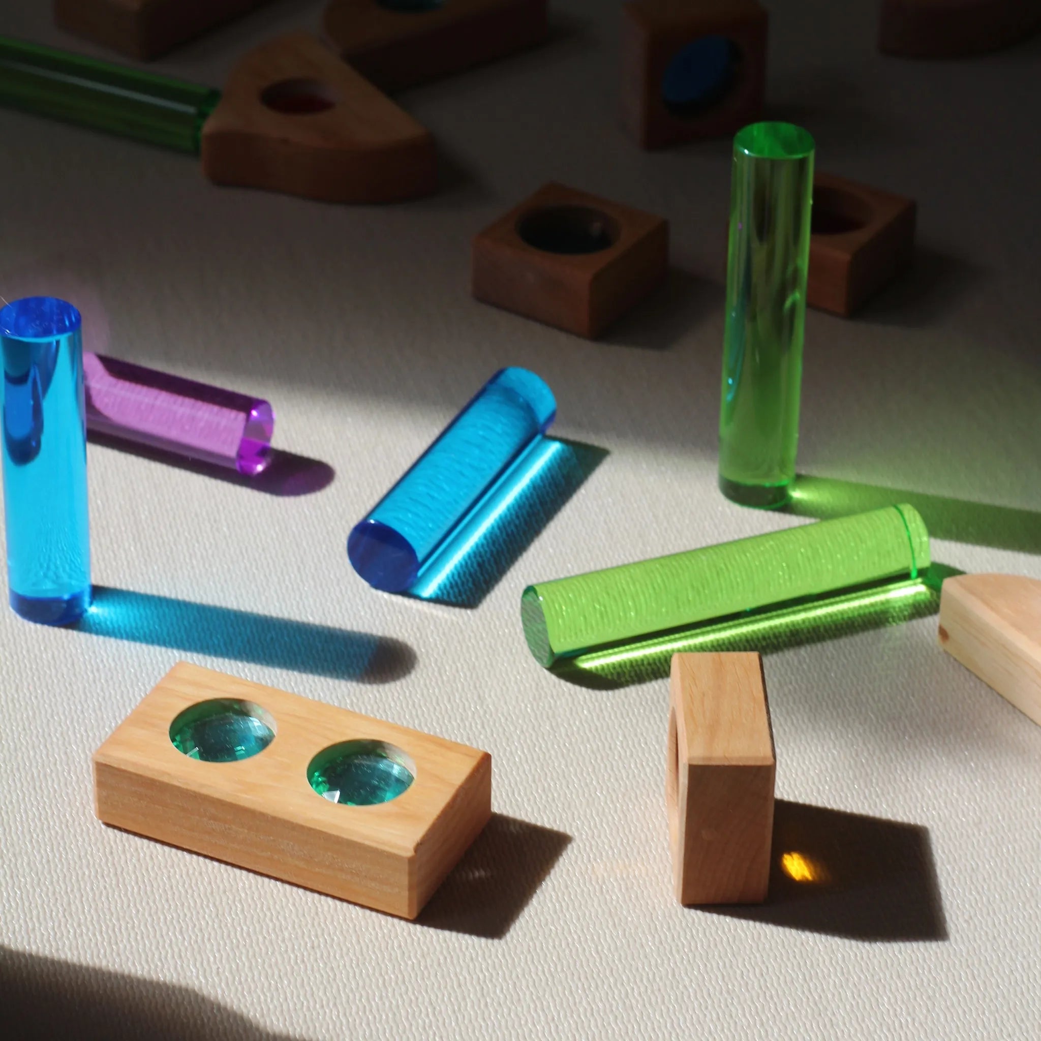 Mini-Mixed-Holzteile zu einer kleinen Konstruktion aufgebaut.