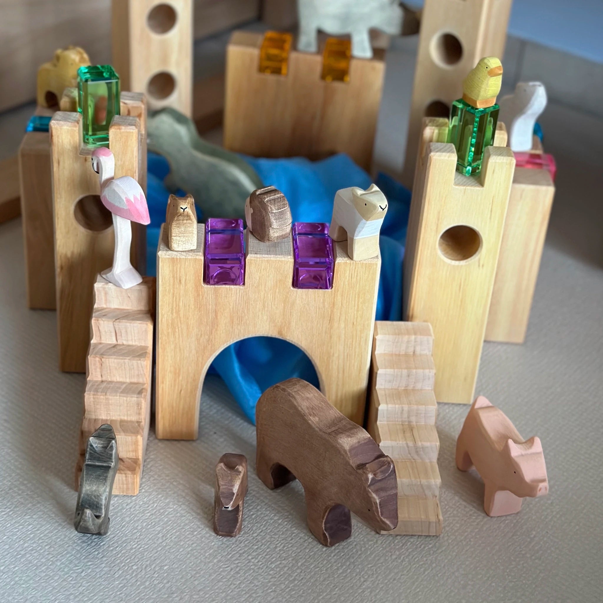 Ritterburg aus Holz mit Tor, Mauern und mehreren Türmen.
