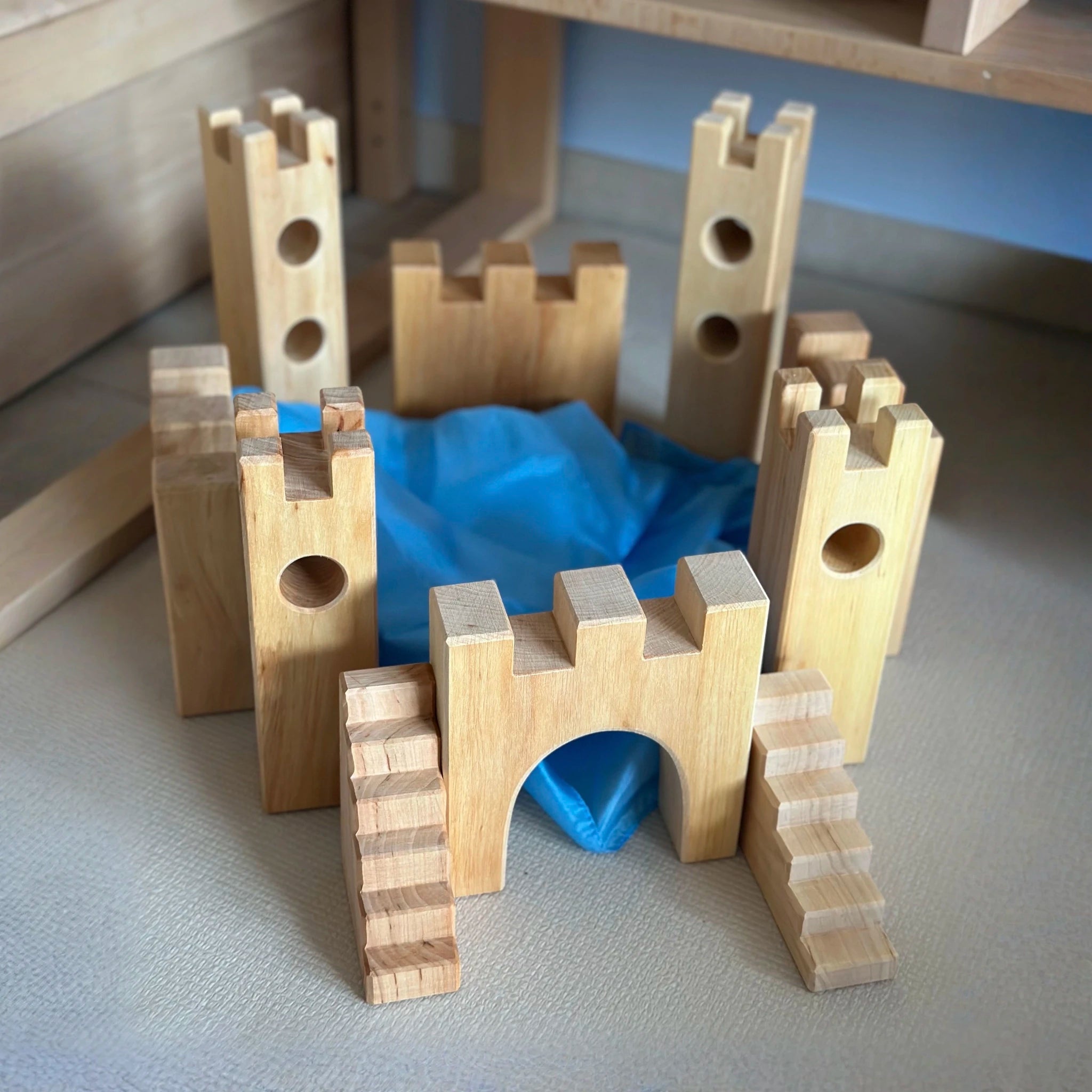 Holz-Ritterburg in einer Spielsituation mit Figuren.
