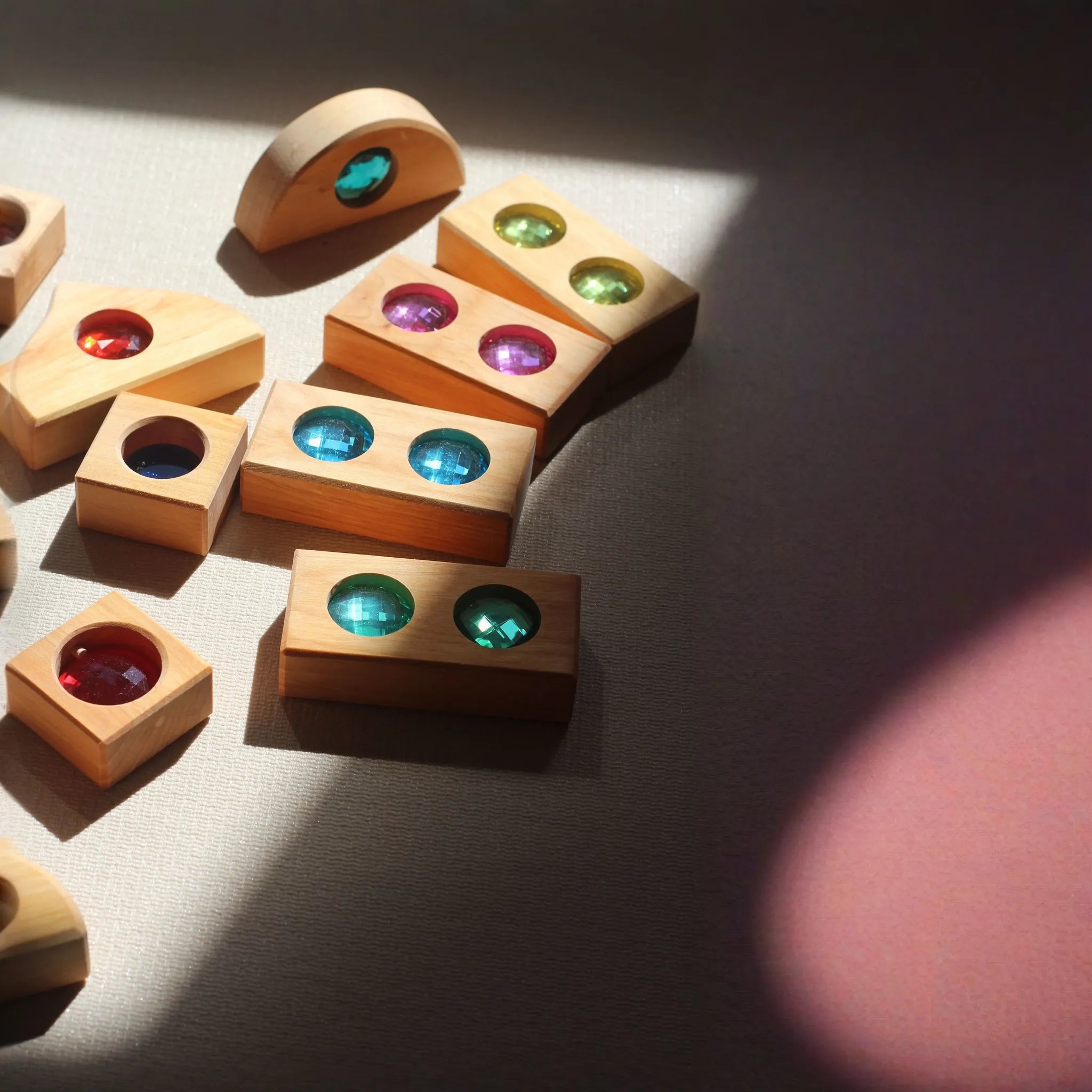 Mehrere kleine Holzformen aus der Mini-Mixed-Box in Nahaufnahme.