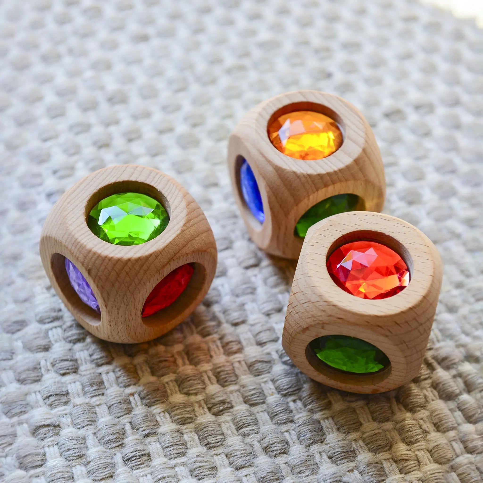 Holzwürfel mit verschiedenen farbigen Flächen in einer Spielsituation.