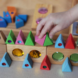 Mehrere kleine Bauspiel-Holzteile aus einer Sammlerbox.