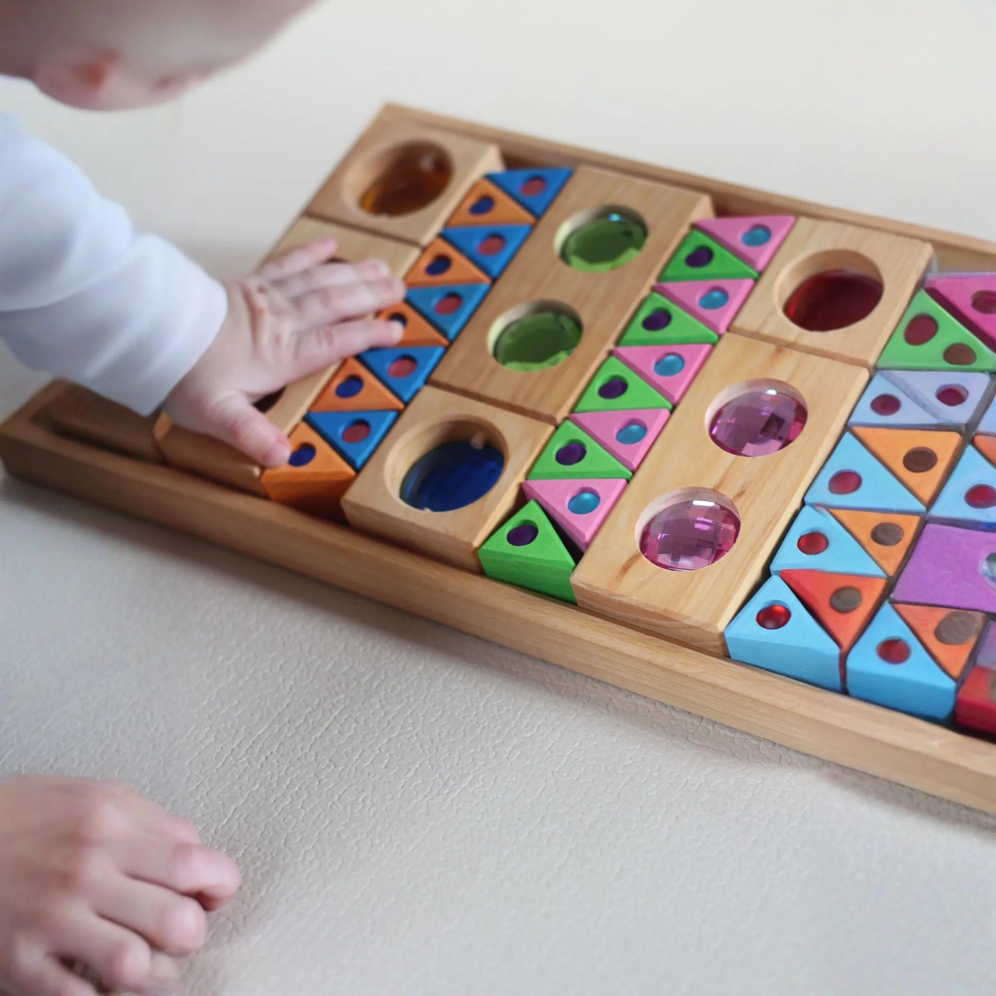 Bauspiel-Sammlerbox in einer Spielsituation mit kleinen Holzteilen.
