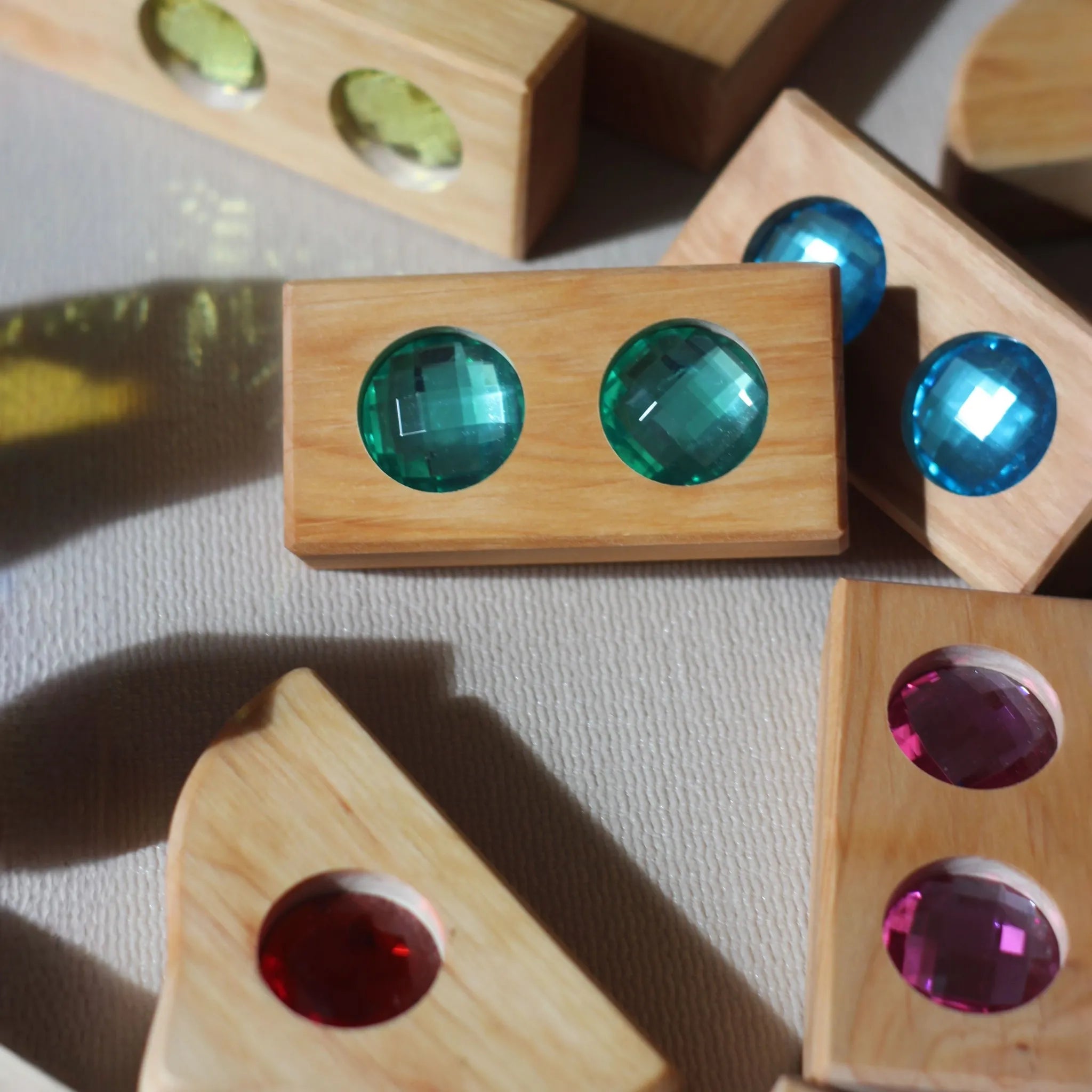 Kind spielt mit den kleinen Holzteilen der Mini-Mixed-Box.