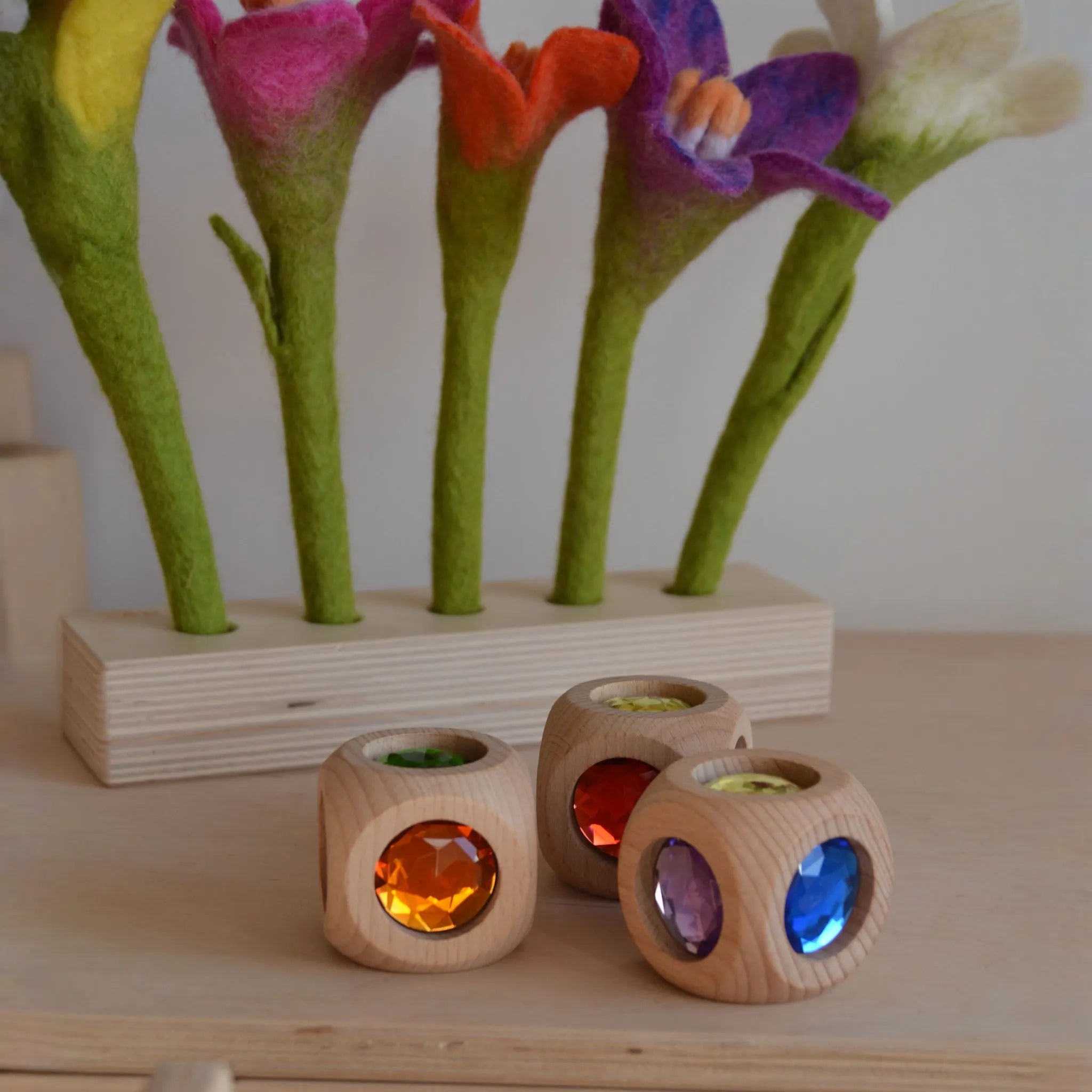 Nahaufnahme mehrerer Zauberwürfel aus Holz.