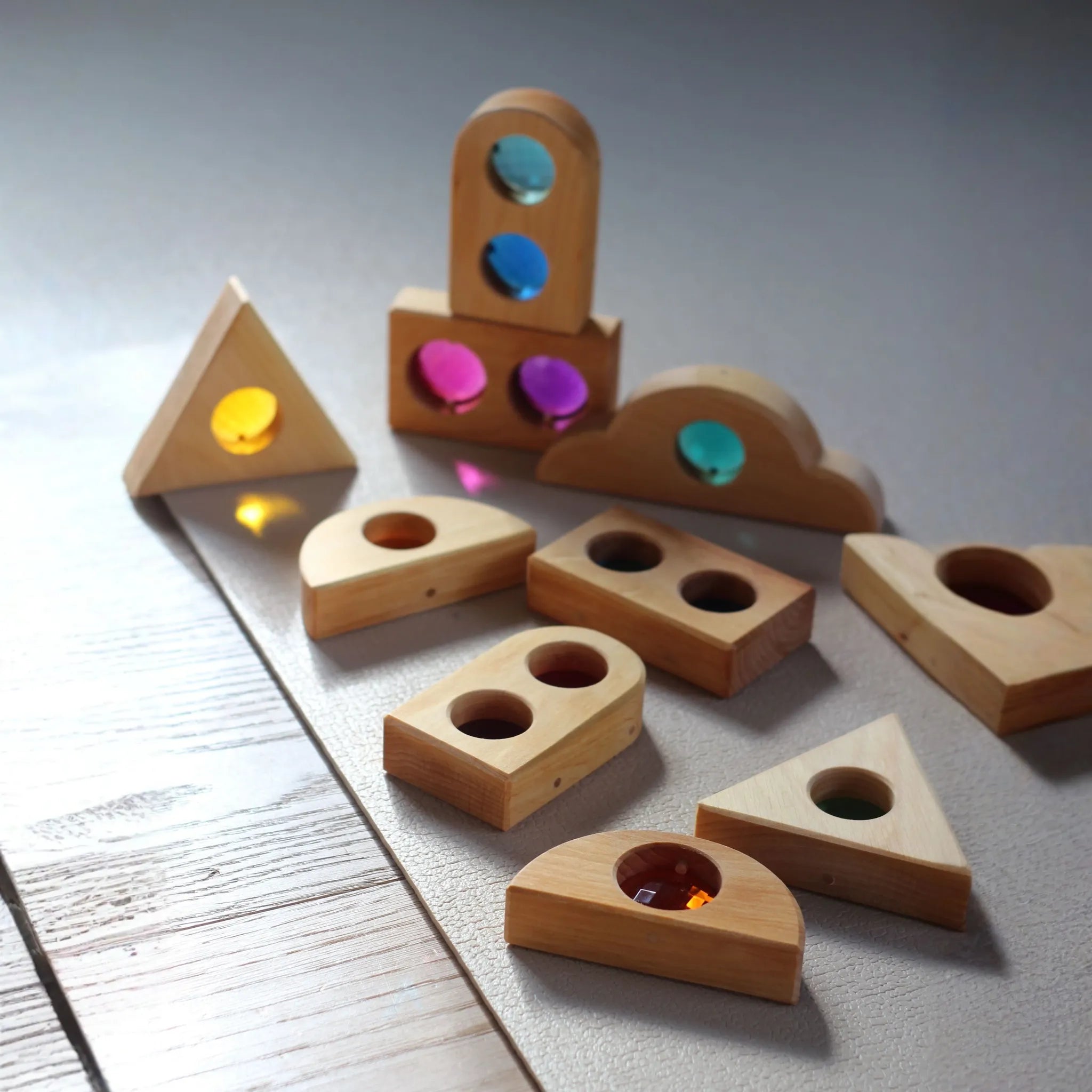 Farbige Fensterelemente in einem Bauwerk aus Holz.
