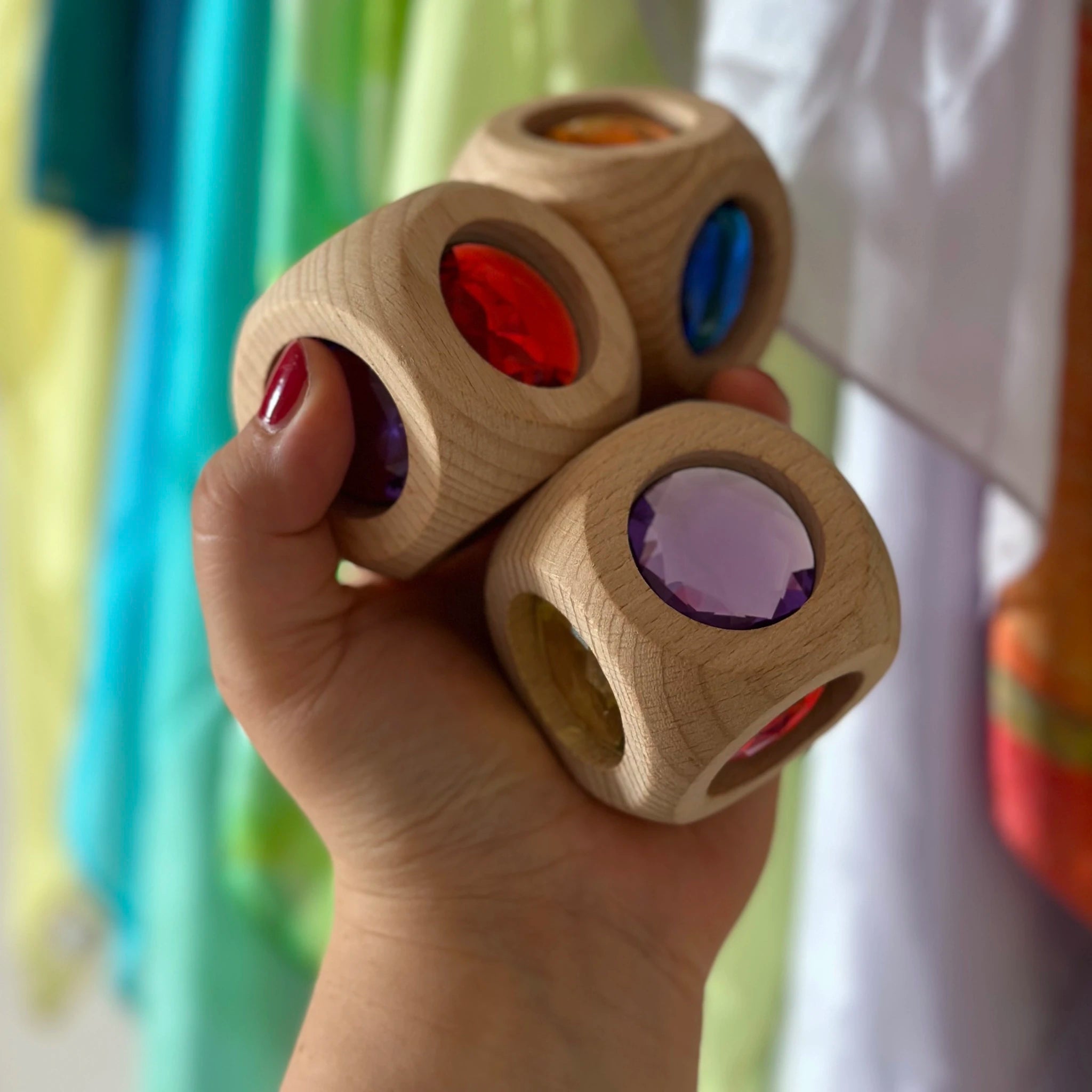 Zauberwürfel in einer freien Bau- und Spielanordnung.