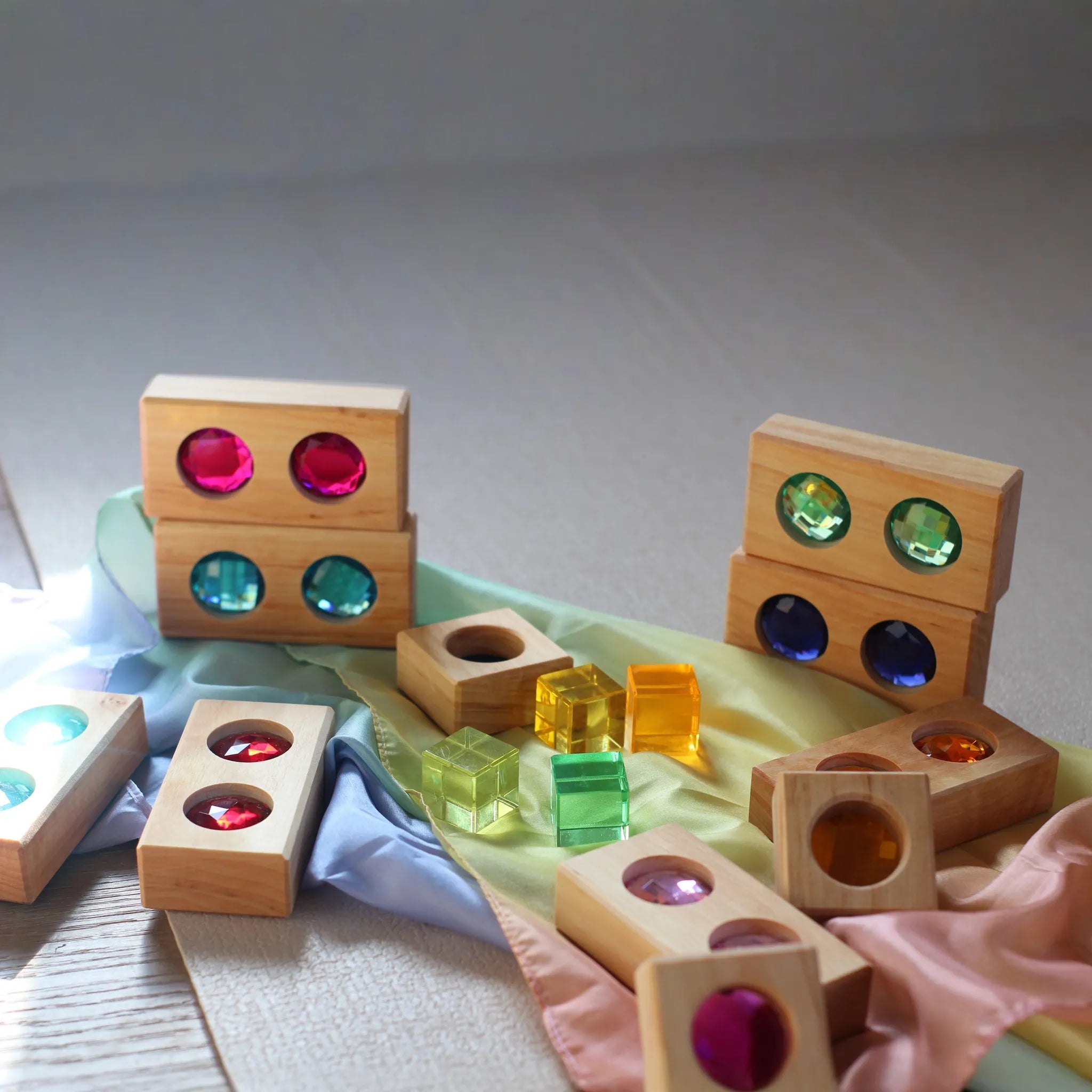 Bunte Holzbausteine mit Öffnungen zwischen weiteren Bauelementen.