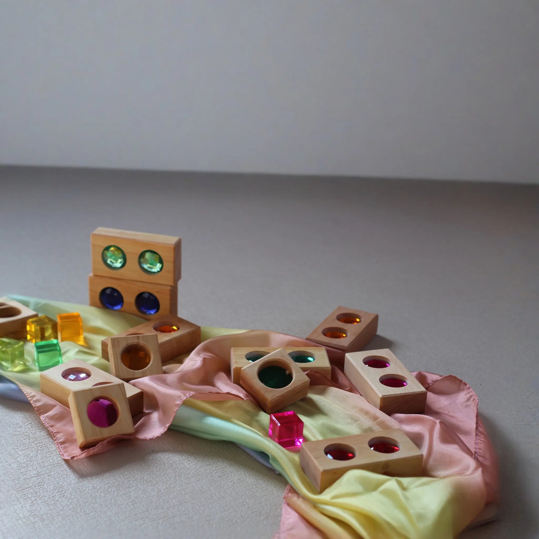 Kleine Farbstraße als farbige Bau- und Spielszene.