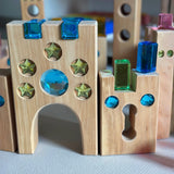 Bauspiel-Holzteile in einer freien Bau- und Spielszene.