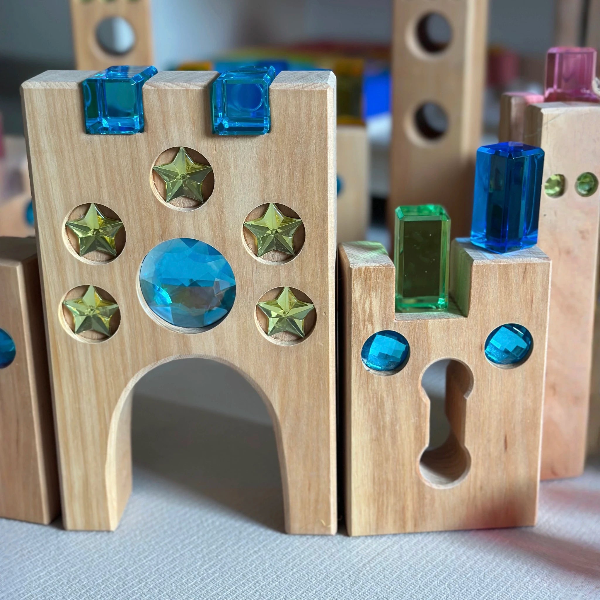 Bauspiel-Holzteile in einer freien Bau- und Spielszene.