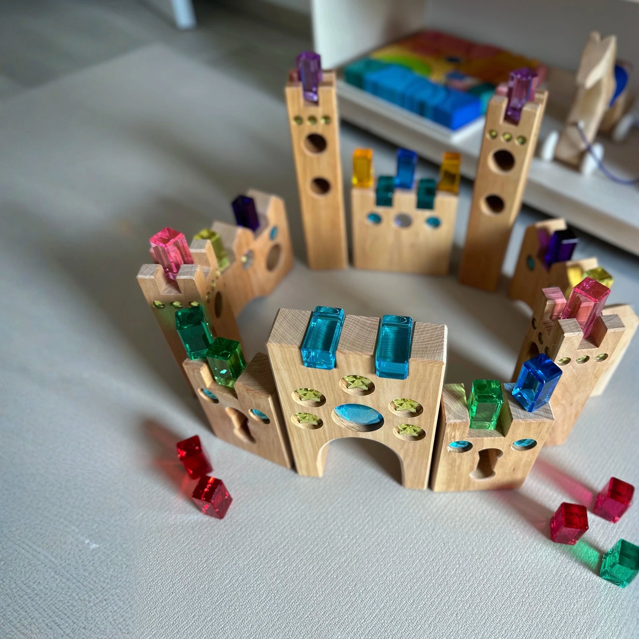 Bauspiel-Holzteile zu einem kleinen Schloss mit Türmen aufgebaut.