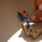 Kleine Bauspiel-Holzteile zwischen weiteren Bauelementen.