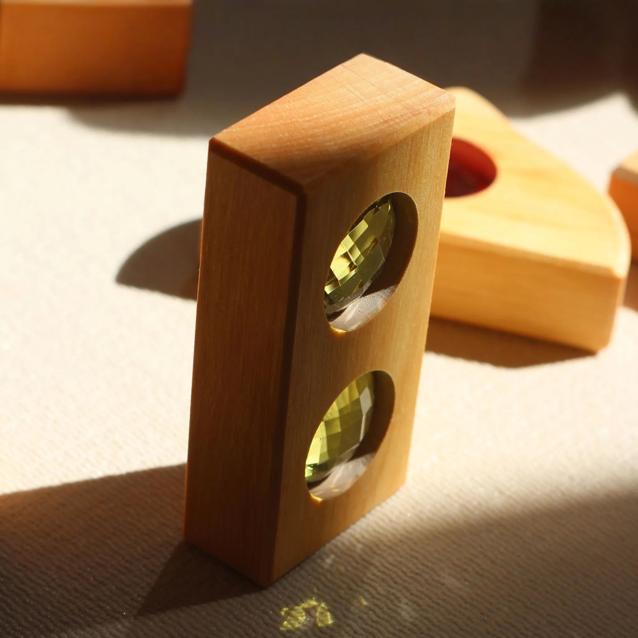 Mini-Mixed-Holzteile in unterschiedlichen Formen und Farben.