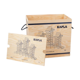 Bausteine: 500er Kiste zeigt eine hochwertige Holzkiste von KAPLA, gefüllt mit 500 nachhaltigen Pinienholzplättchen. Die Kiste hat inspirierende Zeichnungen, ideal für kreatives Bauen und Denken, gefördert durch KLICKKLACK.