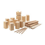 Outdoorspiel: Kubb-Set aus unbehandeltem Holz, bestehend aus massiven Kubb- und Königsteinen aus Weißtanne, sowie Wurfhölzern und Zylinderstäben aus heimischem Buchenholz, präsentiert auf einer Leinwandtasche.