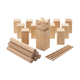 Ein Outdoorspiel: Kubb-Set aus hellem Holz, bestehend aus Würfeln, Säulen, einem block mit V-förmigen Kerben, runden Dübeln und spitzen Holzstäben, ideal für strategisches Teamspiel draußen.