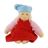 Puppe: Sommerkind Lotti trägt ein rotes, weiß gepunktetes Kleid mit abnehmbarem Kopftuch, gefertigt aus Bio-Baumwollfrottee. Die Puppe hat blonde Haare und ein einfaches, freundliches Gesicht.
