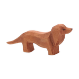 Holztier: Dackel – Handgeschnitzte, liebevoll bemalte Figur aus massivem Ahornholz, die den charakteristischen langen Körper und kurzen Beine eines Dackels zeigt. Perfekt für kreatives Spiel und Sammlungen.