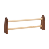 Set: Pferde aus massivem Ahornholz, liebevoll handbemalt, präsentiert auf einem einfachen, freistehenden Holzgestell. Ideal für kreatives Kinderspiel, hergestellt in einer geschützten Werkstätte in Deutschland.